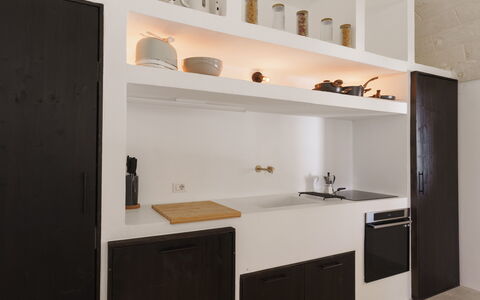 Villa Jolie: Küche, Interior Design, Countertop, Flooring, Cabinetry, Decke, Möbel, Beleuchtung, Fussboden, Zimmer