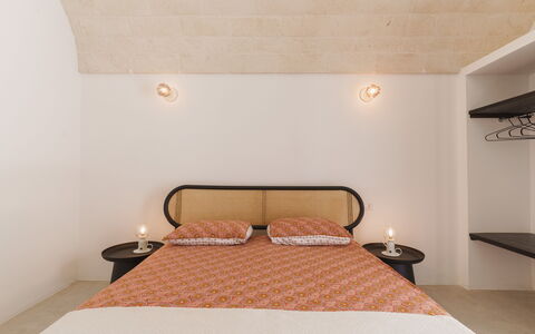Villa Jolie: Wand, Interior Design, Möbel, Decke, Flooring, Schlafzimmer, Fussboden, Bett, Beleuchtung, Zimmer