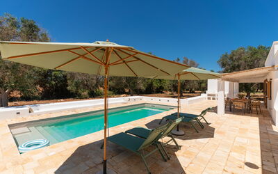 Villa Jolie: Gartenmöbel, Schwimmbad, Möbel, Regenschirm, Schatten, Stuhl, Resort, Eco Hotel, Design, Landscaping