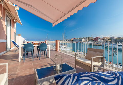 Sospiri Sul Mare: Himmel, Wasser, Eigentum, Gebäude, Blau, Azurblau, Schatten, Gartenmöbel, Tabelle, Schwimmbad