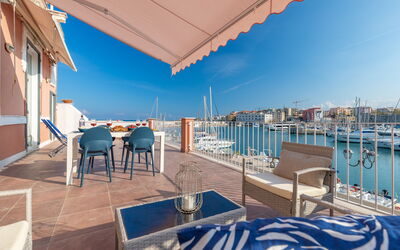 Sospiri Sul Mare: Himmel, Wasser, Eigentum, Gebäude, Blau, Azurblau, Schatten, Gartenmöbel, Tabelle, Schwimmbad