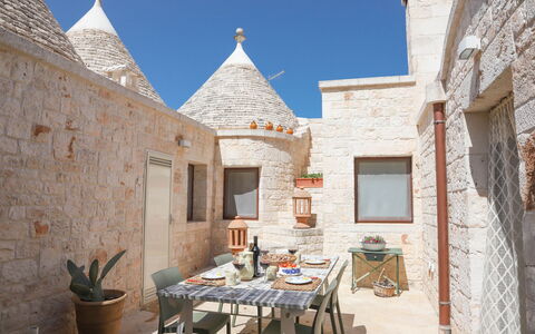 Country Trullo Rosso With Jacuzzi Alberobello: Himmel, Eigentum, Pflanze, Blumentopf, Azurblau, Fenster, Tabelle, Gebäude, Die Architektur, Interior Design