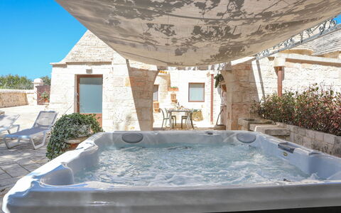 Country Trullo Rosso With Jacuzzi Alberobello: Wasser, Pflanze, Eigentum, Blau, Azurblau, Gebäude, Badewanne, Die Architektur, Interior Design