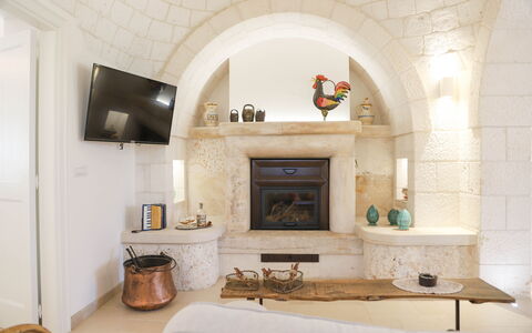 Country Trullo Rosso With Jacuzzi Alberobello: Eigentum, Gebäude, Interior Design, Holz, Tabelle, Wohnzimmer, Fussboden, Flooring, Feuerstelle, Couch