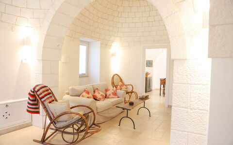 Country Trullo Rosso With Jacuzzi Alberobello: Möbel, Gebäude, Interior Design, Holz, Haus, Komfort, Fussboden, Flooring, Fenster, Stuhl