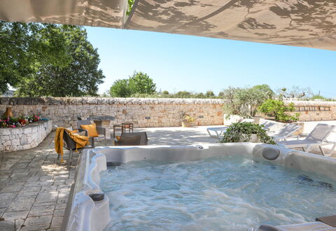 Country Trullo Rosso With Jacuzzi Alberobello: Wasser, Eigentum, Himmel, Pflanze, Schwimmbad, Badewanne, Baum, Verbundwerkstoff, Schatten, Freizeit