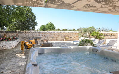 Country Trullo Rosso With Jacuzzi Alberobello: Wasser, Eigentum, Himmel, Pflanze, Schwimmbad, Badewanne, Baum, Verbundwerkstoff, Schatten, Freizeit