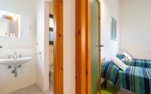 Capo Boi: Spiegel, Sinken, Gebäude, Zapfhahn, Armatur, Bad Sink, Badezimmer, Komfort, Beleuchtung, Interior Design