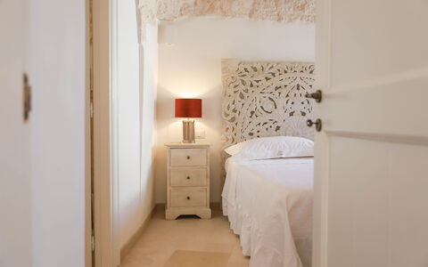 Country Trullo Verde, Wifi, Alberobello: Möbel, Komfort, Gebäude, Lampe, Holz, Bettrahmen, Cabinetry, Interior Design, Kissen, Schublade