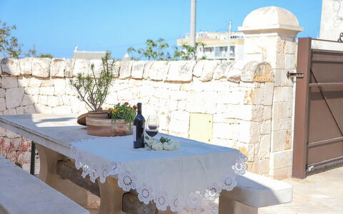 Country Trullo Verde, Wifi, Alberobello: Himmel, Daytime, Eigentum, Tabelle, Azurblau, Stuhl, Pflanze, Gartenmöbel, Tisch Im Freien, Tischdecke
