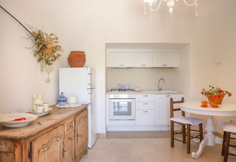 Country Trullo Verde, Wifi, Alberobello: Cabinetry, Möbel, Eigentum, Countertop, Schublade, Orange, Interior Design, Holz, Sinken, Gebäude