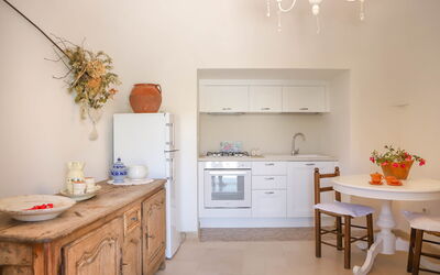 Country Trullo Verde, Wifi, Alberobello: Cabinetry, Möbel, Eigentum, Countertop, Schublade, Orange, Interior Design, Holz, Sinken, Gebäude