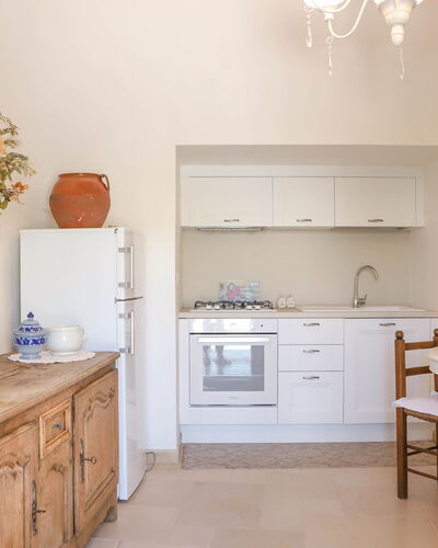 Country Trullo Verde, Wifi, Alberobello: Cabinetry, Möbel, Eigentum, Countertop, Schublade, Orange, Interior Design, Holz, Sinken, Gebäude