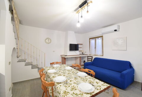 Casa Rosada With Outdoor In Budoni: Tabelle, Eigentum, Möbel, Bilderrahmen, Couch, Holz, Interior Design, Stuhl, Beleuchtung, Die Architektur