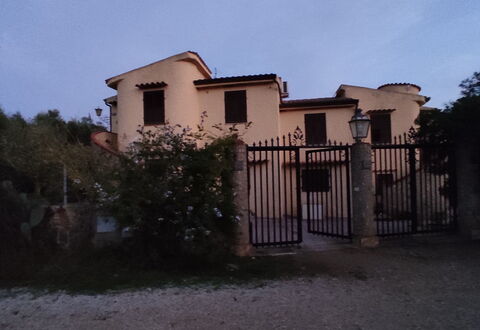 Appartamento Tavernella In Budoni: Pflanze, Himmel, Eigentum, Gebäude, Fenster, Wolke, Grundstueck, Haus, Baum, Landschaft