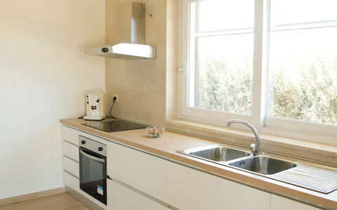 Villa Mariarosaria - Dimora Esclusiva con Piscina: Küche, Countertop, Interior Design, Flooring, Wand, Holz, Fussboden, Küchengerät, Decke, Cabinetry