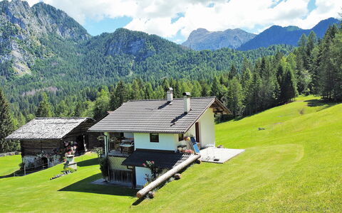 Baita Mountain View Pale San Martino: Wolke, Himmel, Eigentum, Berg, Grün, Gebäude, Natürliche Landschaft, Baum, Grundstueck, Pflanze