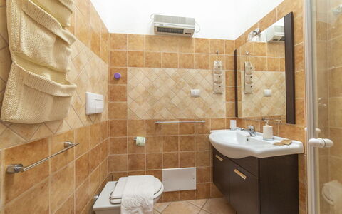 Trilocale Apartments Seaside: Bad Sink, Interior Design, Armatur, Flooring, Sinken, Badezimmer, Fussboden, Zapfhahn, Installation, Zimmer