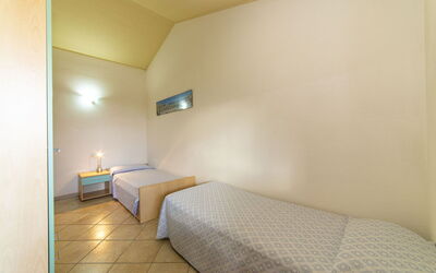 Trilocale 2: Fussboden, Flooring, Decke, Interior Design, Zimmer, Schlafzimmer, Bett, Bedding, Bettrahmen, Bettdecke