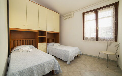 Villino Trilocale Apartments Seaside: Fussboden, Interior Design, Schlafzimmer, Bett, Flooring, Wohnung, Möbel, Zimmer, Bettrahmen, Decke