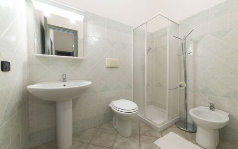 Villino Trilocale Apartments Seaside: Flooring, Fussboden, Interior Design, Decke, Armatur, Zimmer, Sinken, Badezimmer, Fliese