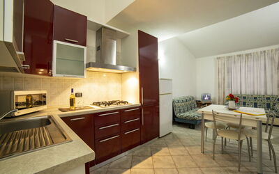 Trilocale Villa 1: Küche, Küchengerät, Flooring, Interior Design, Major Appliance, Countertop, Holz, Fussboden, Möbel, Decke
