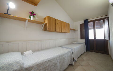 Villetta Seaside Sardegna: Holz, Flooring, Fussboden, Interior Design, Decke, Schlafzimmer, Möbel, Bett, Zimmer, Wohnung
