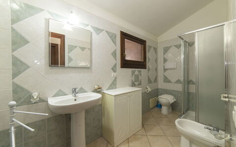 Villetta Seaside Sardegna: Flooring, Interior Design, Fussboden, Decke, Zimmer, Armatur, Beleuchtung, Möbel, Light Fixture, Badezimmer