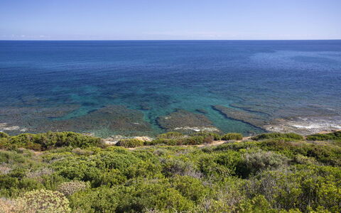 Villetta Seaside Sardegna: Blau, Wasser, Gewässer, Horizont, Vegetation, Meer, Küste, Küsten Und Ozeanische Forms, Sommer, Ökoregion