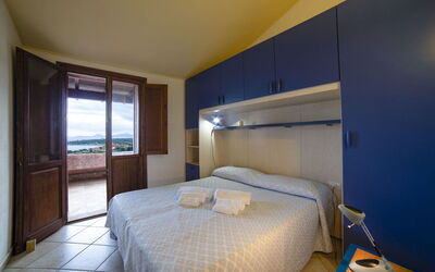 Villa 2: Schlafzimmer, Bett, Bettdecke, Bedding, Bettrahmen, Linens, Zimmer, Wohnung, Matratze, Hotel