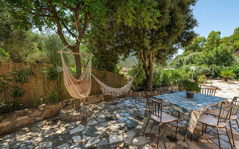 Doxina: Möbel, Gartenmöbel, Flagstone, Stuhl, Garten, Schatten, Hinterhof, Landscaping, Tisch Im Freien, Blumentopf