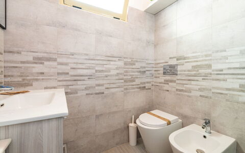 Doxina: Flooring, Fussboden, Armatur, Toilleten Sitz, Toilette, Badezimmer, Interior Design, Fliese, Installation