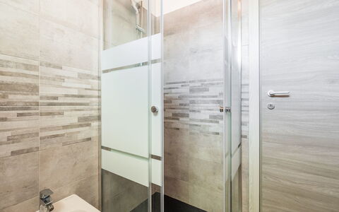 Doxina: Flooring, Fussboden, Badezimmer, Armatur, Fliese, Duschtür, Toilette, Installation
