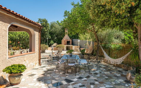 Doxina: Möbel, Flagstone, Gartenmöbel, Stuhl, Garten, Terrasse, Hinterhof, Fliese, Landscaping, Blumentopf