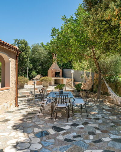 Doxina: Möbel, Flagstone, Gartenmöbel, Stuhl, Garten, Terrasse, Hinterhof, Fliese, Landscaping, Blumentopf