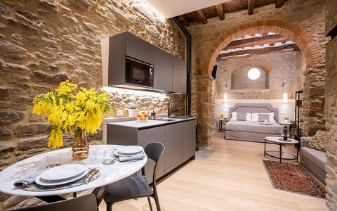 Maccari Suite: Interior Design, Möbel, Flooring, Wohnzimmer, Decke, Steinwand, Couch, Stuhl, Light Fixture