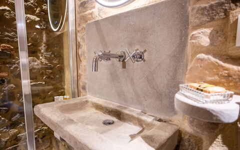 Maccari Suite: Armatur, Flooring, Interior Design, Zapfhahn, Badezimmer, Sinken, Installation, Fussboden, Beleuchtung, Fliese