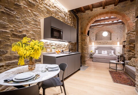 Maccari Suite: Interior Design, Möbel, Flooring, Wohnzimmer, Decke, Steinwand, Couch, Stuhl, Light Fixture