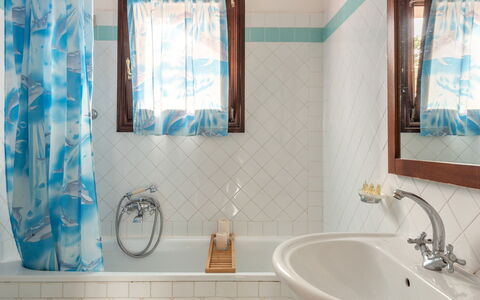 Apartments With Pool Country Village, Stintino: Blau, Badezimmer, Armatur, Interior Design, Badewanne, Flooring, Spiegel, Zapfhahn, Fussboden, Installation