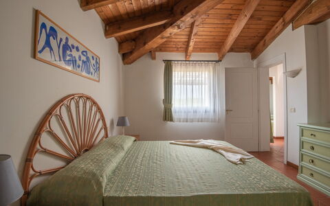 Villetta Mare Blu With Pool, Country Village, Stin: Bett, Interior Design, Möbel, Schlafzimmer, Bettdecke, Bedding, Holz, Decke, Flooring, Linens