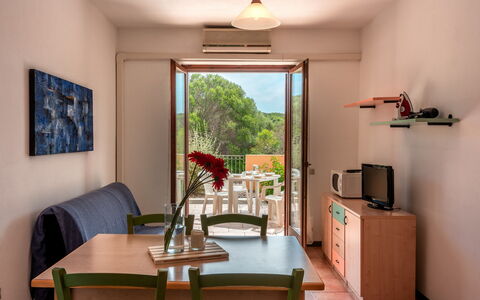 Casa Pavoncelle Apartments In Gallura: Wohnung, Küche & Esszimmer Tisch, Balkon, Holzbeize, Stuhl, Hartholz, Tisch Im Freien, Eco Hotel, Zimmerpflanze, Esszimmer