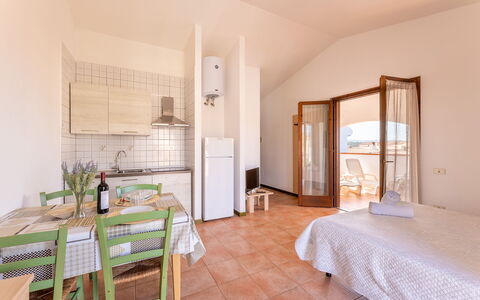 Casa Pavoncelle Apartments In Gallura: Wohnung, Möbel, Fussboden, Stuhl, Decke, Küche & Esszimmer Tisch, Balkon, Holzbeize, Veranda, Villa