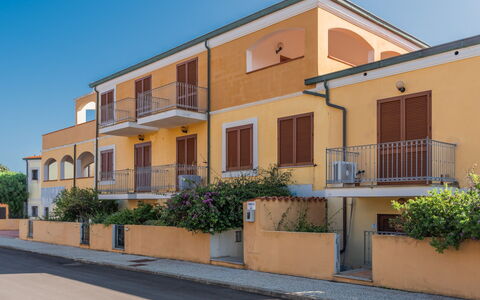 Casa Pavoncelle Apartments In Gallura: Wohngebiet, Menschliche Siedlung, Balkon, Wohnung, Zaun