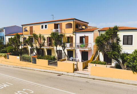 Casa Pavoncelle Apartments In Gallura: Gebäude, Fenster, Wohngebiet, \Stadt, Fassade, Nachbarschaft, Haus, Zuhause, Urban Design, Menschliche Siedlung