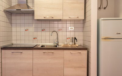 Casa Pavoncelle Apartments in Gallura - Casa Porto: Küche, Countertop, Spüle, Küchengerät, Cabinetry, Sinken, Major Appliance, Armatur, Holz, Flooring