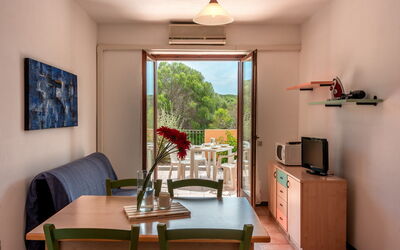 Casa Pavoncelle Apartments in Gallura - Casa Pinet: Wohnung, Küche & Esszimmer Tisch, Balkon, Holzbeize, Stuhl, Hartholz, Tisch Im Freien, Eco Hotel, Zimmerpflanze, Esszimmer