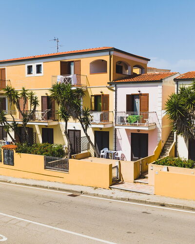 Casa Pavoncelle Apartments In Gallura: Gebäude, Fenster, Wohngebiet, \Stadt, Fassade, Nachbarschaft, Haus, Zuhause, Urban Design, Menschliche Siedlung