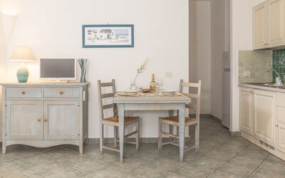 Casa D'orso Green Village Sardegna: Tabelle, Cabinetry, Möbel, Eigentum, Gebäude, Schreibtisch, Schublade, Stuhl, Beleuchtung, Computertisch