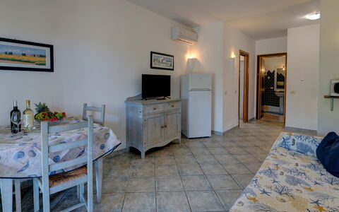 Casa Faro Green Village Sardegna: Cabinetry, Möbel, Bilderrahmen, Fernsehen, Blau, Gebäude, Azurblau, Holz, Schublade, Rollo