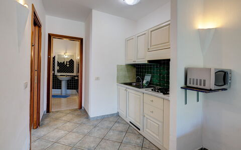 Casa Faro Green Village Sardegna: Cabinetry, Eigentum, Möbel, Countertop, Gebäude, Beleuchtung, Holz, Zimmerpflanze, Schublade, Interior Design
